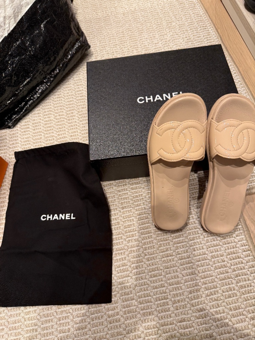 CHANEL interlocking CC logo patent leather beige slides mules Size 38.5